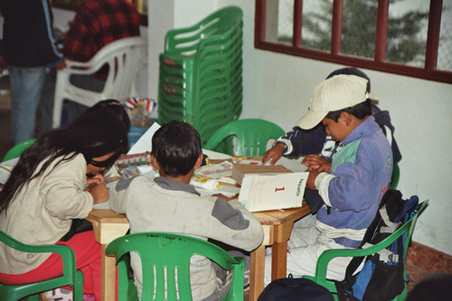 Schulklasse mit Plastikstühlen in Ecuador